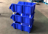 ถังเก็บพลาสติกสีน้ำเงินสำหรับเก็บขยะพร้อมชั้นวางในโรงงาน